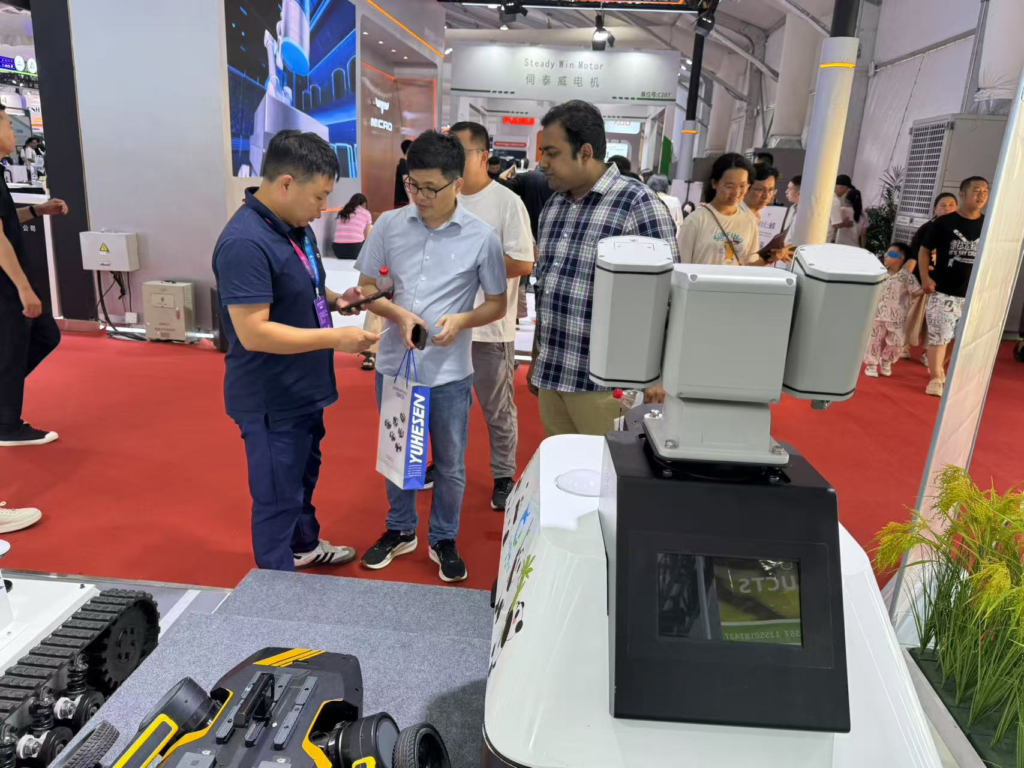 Overseas buyer consults our customizable ROS robot chassis at industry expo