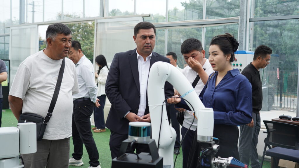 Overseas clients visit greenhouse, introduce agricultural collaborative robot arm, OEM ODM farm robot