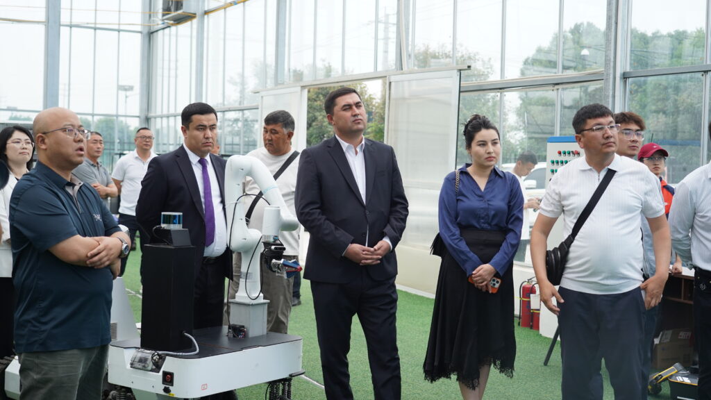 clients visit greenhouse, introduce agricultural collaborative robot arm, OEM ODM farm robot