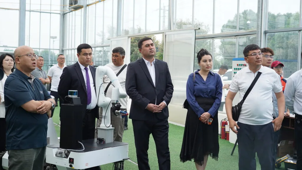 clients visit greenhouse, introduce agricultural collaborative robot arm, OEM ODM farm robot