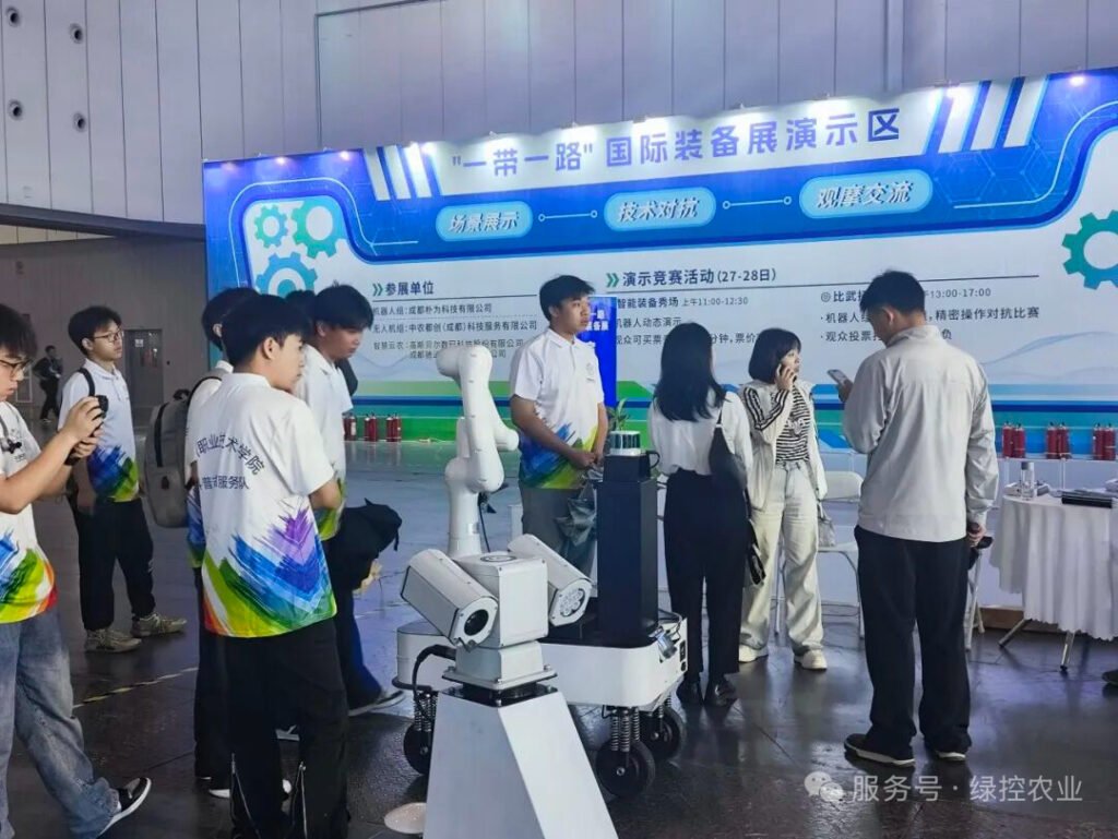 International trade visitors learning about GC Robotics AMR solutions at WCIF 2025