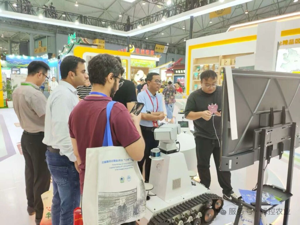 Overseas customers visiting the GC Robotics robotics exhibition booth