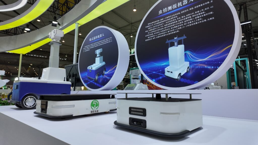 GC Robotics indoor AMR mobile robot chassis featuring LiDAR SLAM, autonomous navigation, and open interfaces for secondary development.